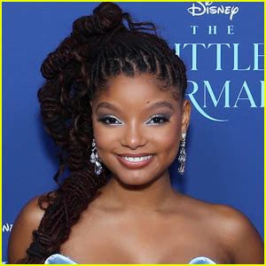 Halle Bailey Shares Hot Bikini Photos on Social Media After。